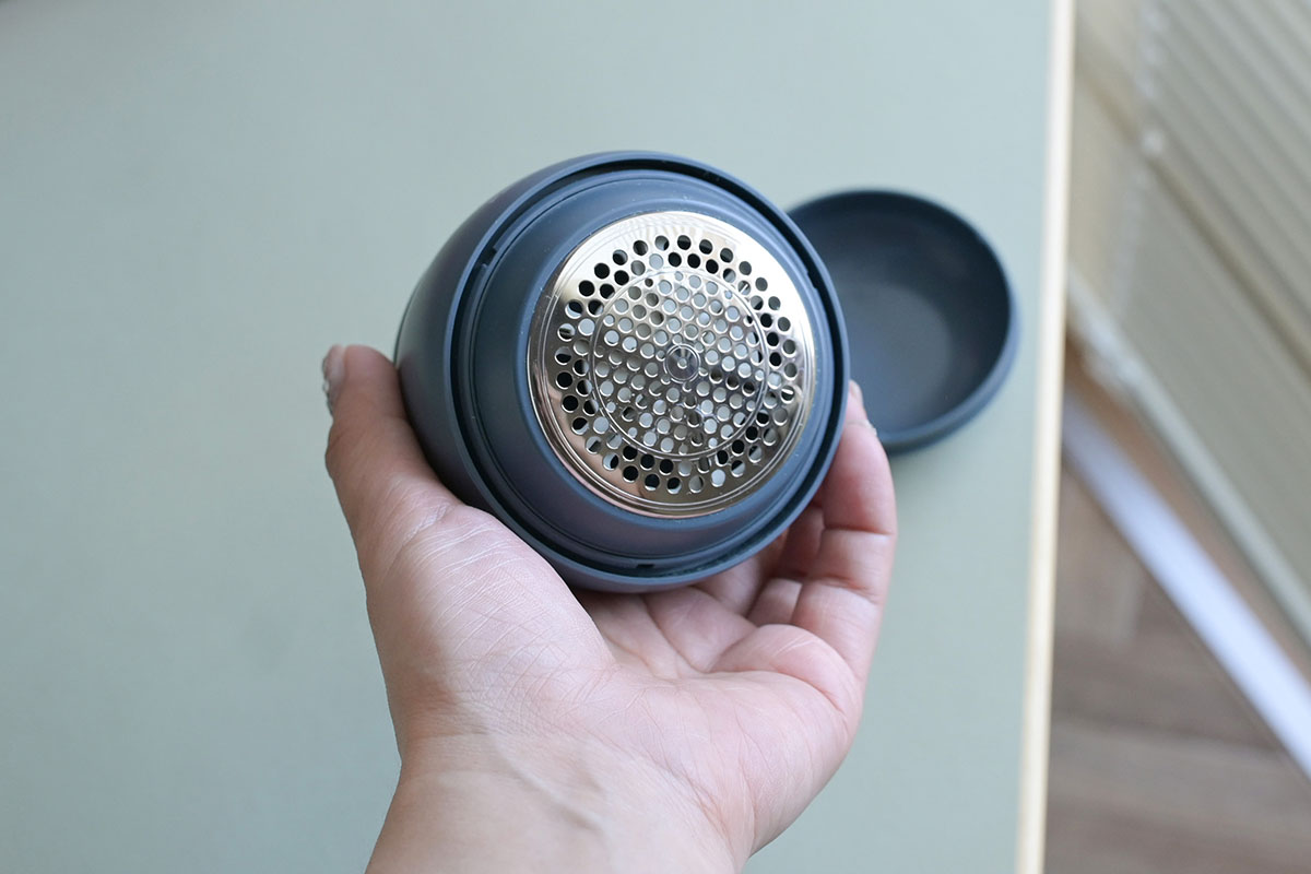 ストロングネットの内側に6枚刃が透けて見えています。この仕組みで、生地を守りながらしっかり毛玉をカット!