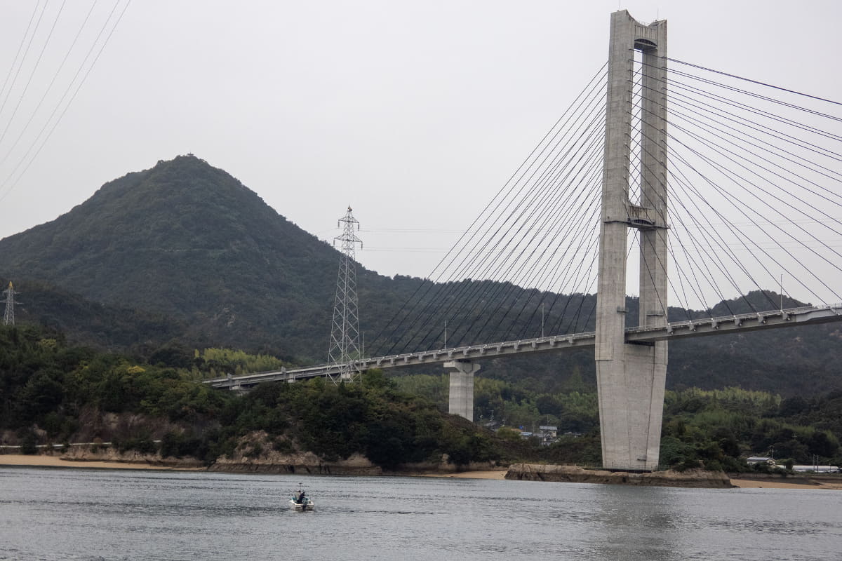 初めてのゆめしま海道は雨に終わるのか? さっきのフェリーに愛車での参加者もいたなーと思ったり。天気予報はこの後崩れる感じで、雨雲レーダーを見ると開場までにはギリギリ通過……。雨が降らないことを願う
