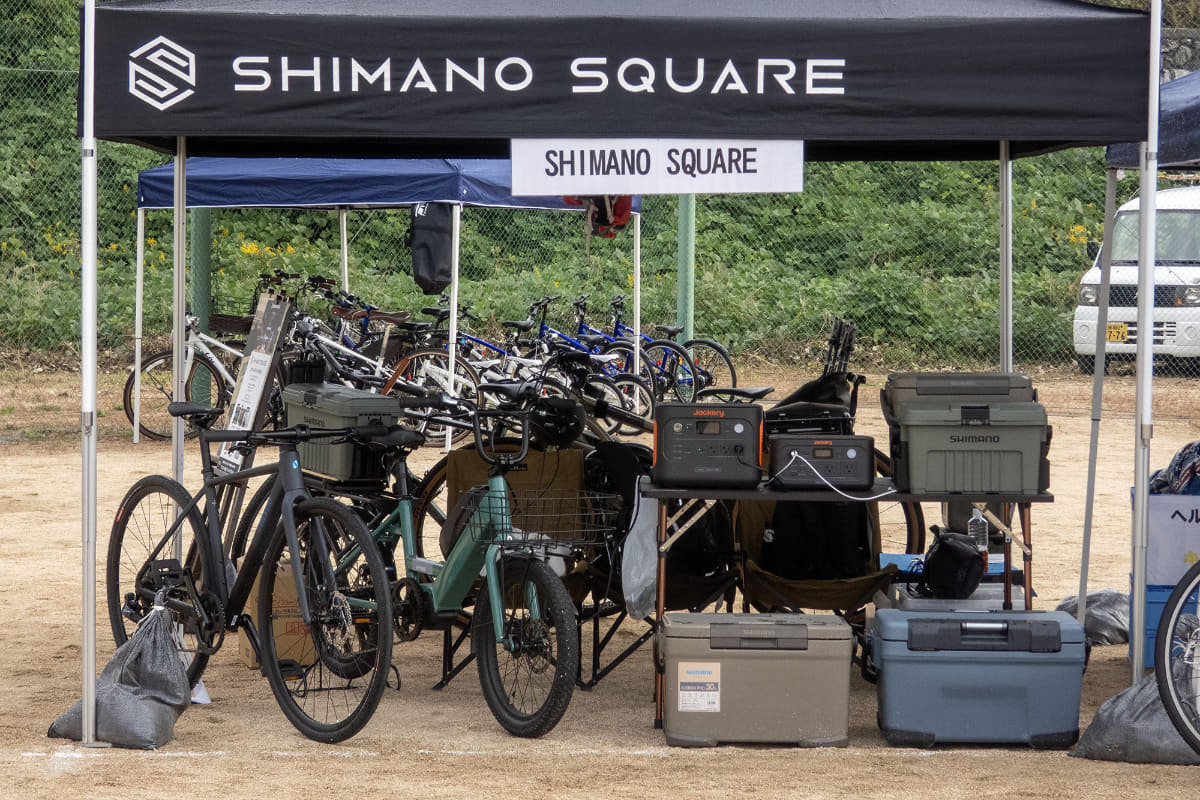 釣り仕様の自転車から人気のクーラーボックスなどが展示されています