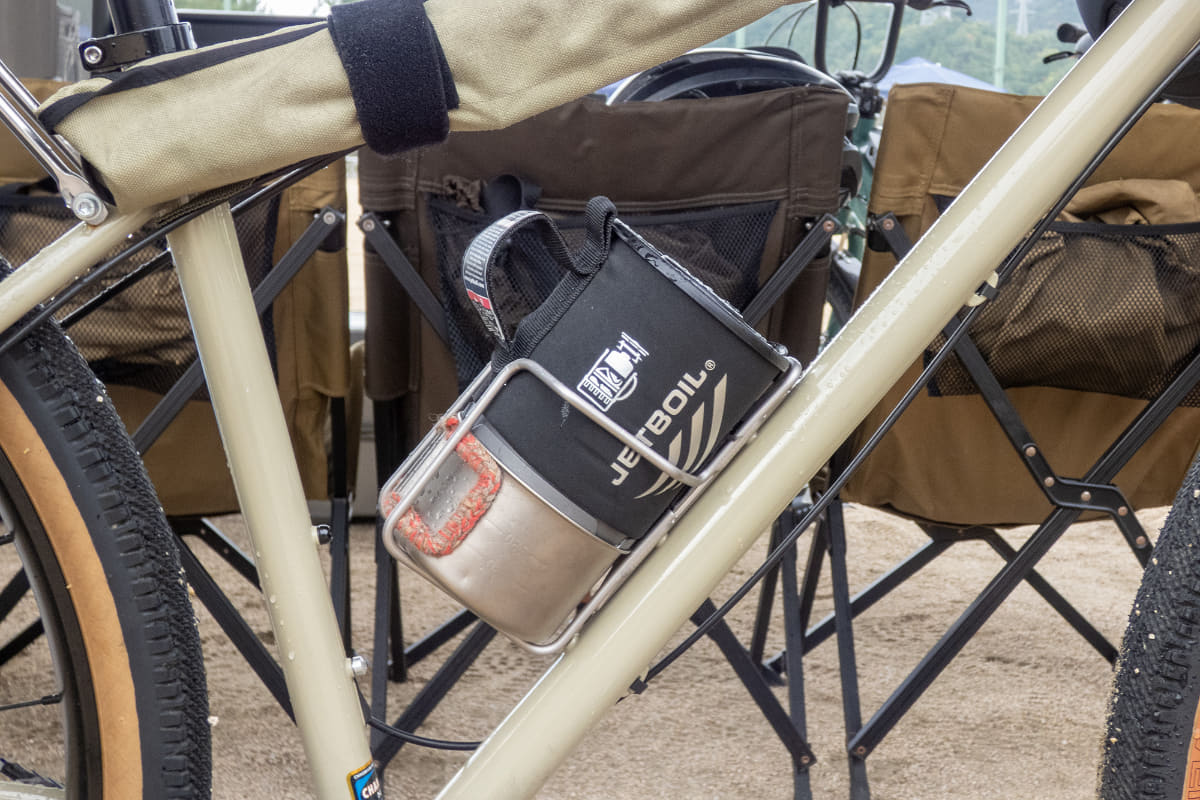 キャンパーにも人気のJETBOIL(ジェットボイル)も。もしかして釣った魚を調理する気満々!?
