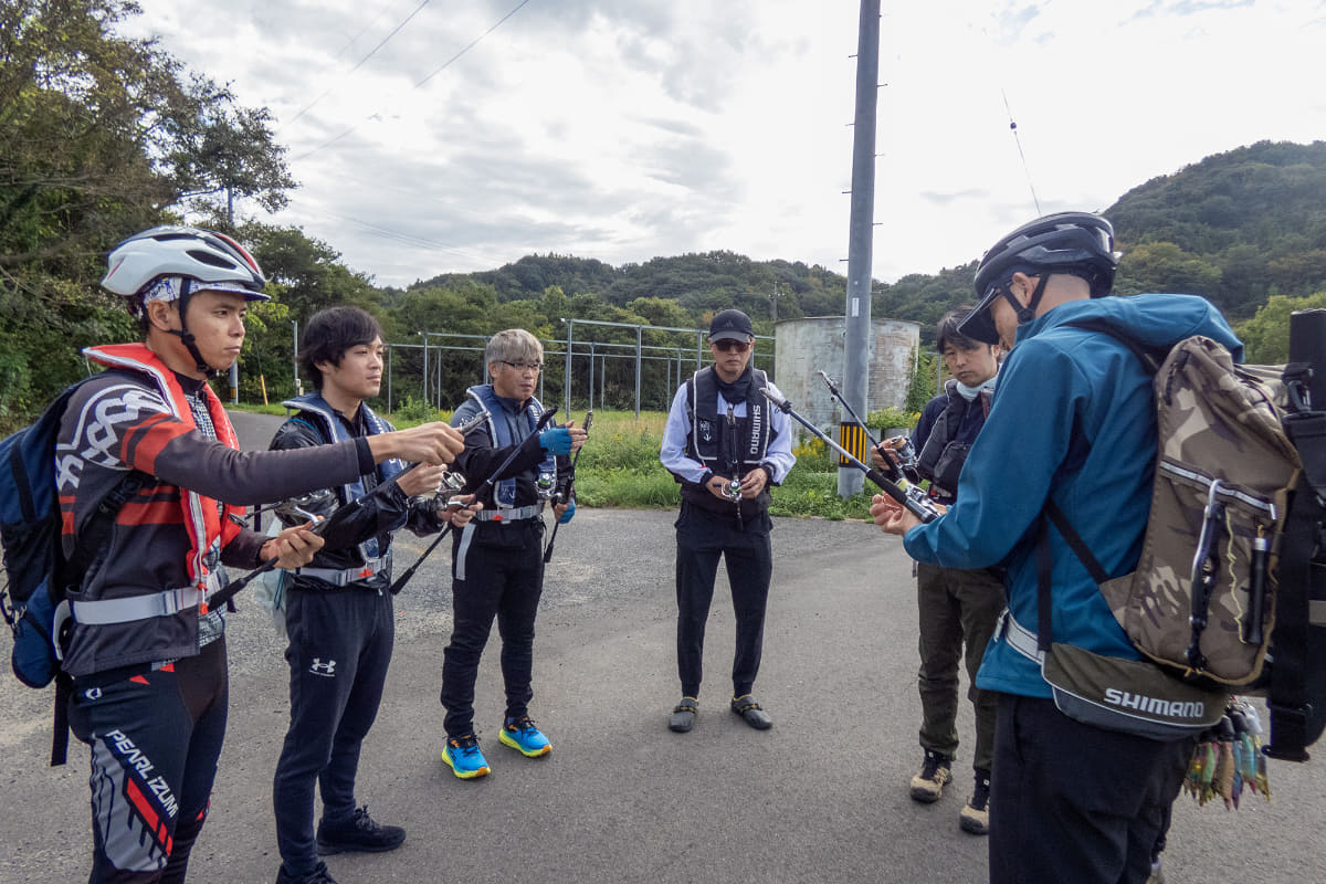 シマノ製の自転車ギアは日頃から慣れていても釣り具は別。参加者も真剣な表情でシマノ製釣り具を扱います