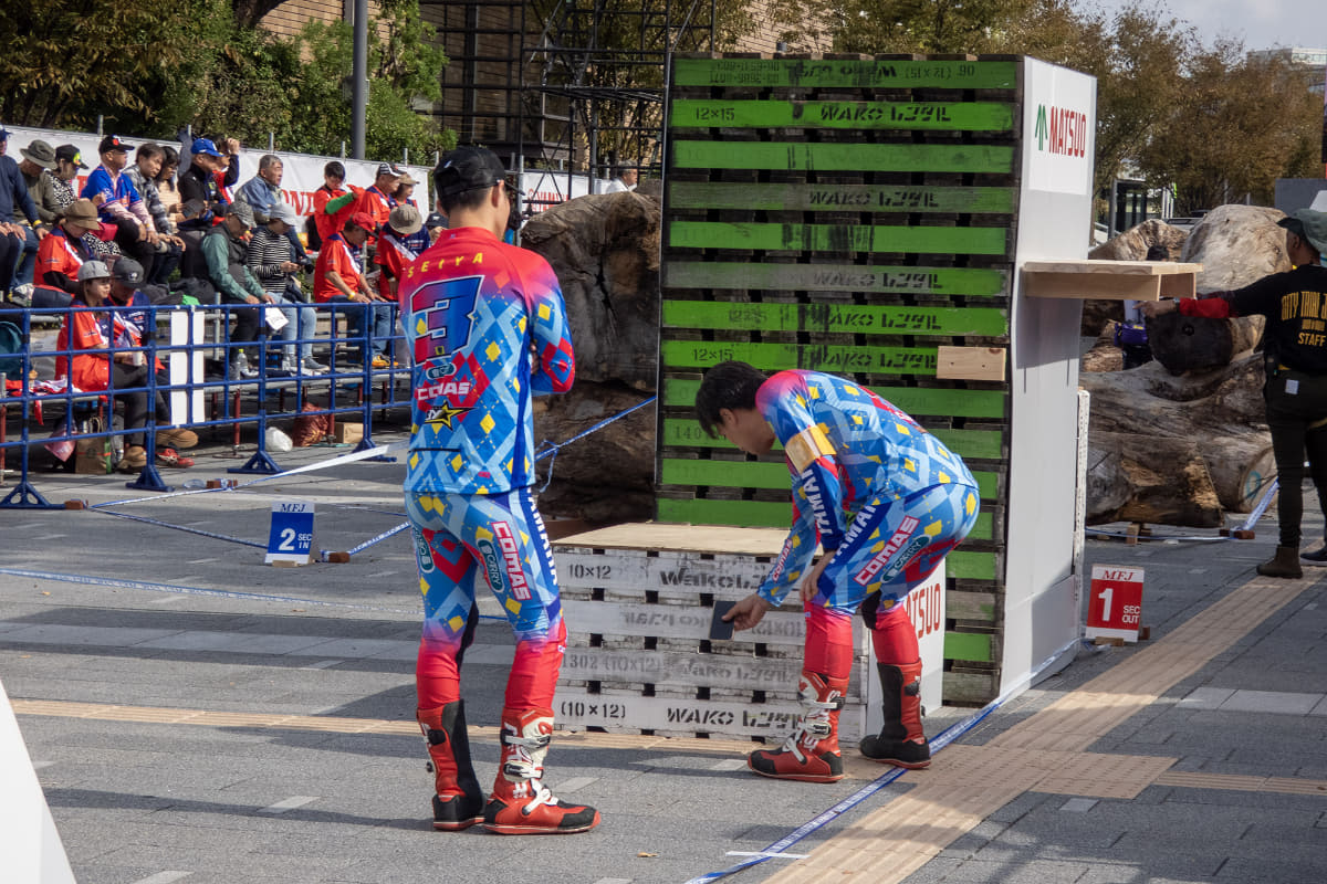 こちらは決勝前のワンシーン。本番前にコースをチェック