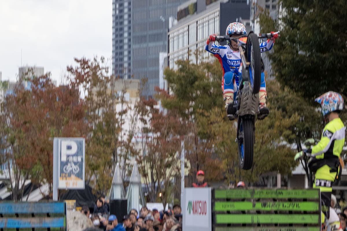 ライダーの技能だけでなくチームの信頼感があるからこんな走りができる!?