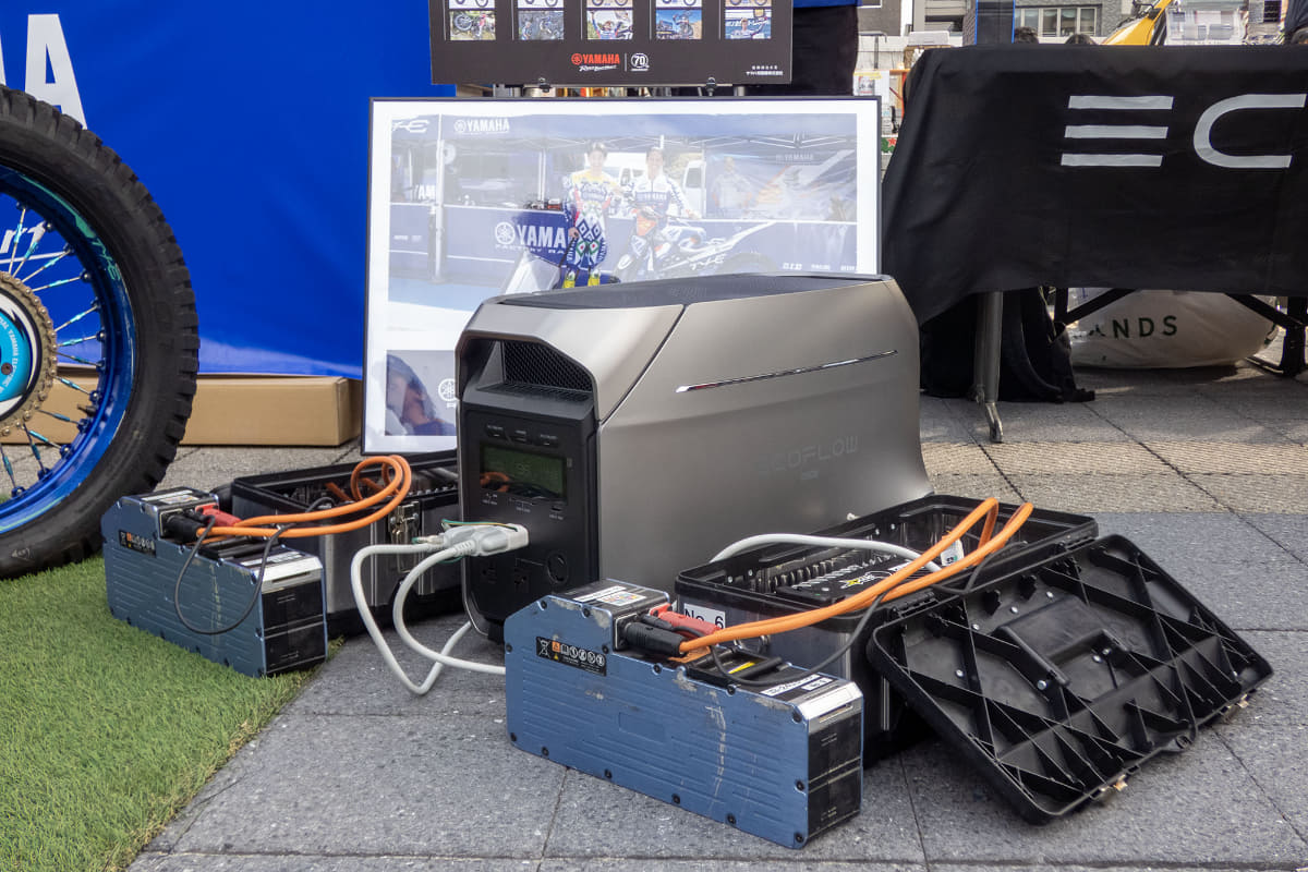 EcoFlowブースではレースで使用するバッテリー充電のリアルなデモンストレーションも。こうしたレースではバッテリー2本使用するため、大容量ポータブル電源が欠かせません
