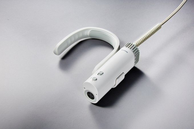 首や肩に掛けられるフレキシブルホルダーでハンズフリーに使える