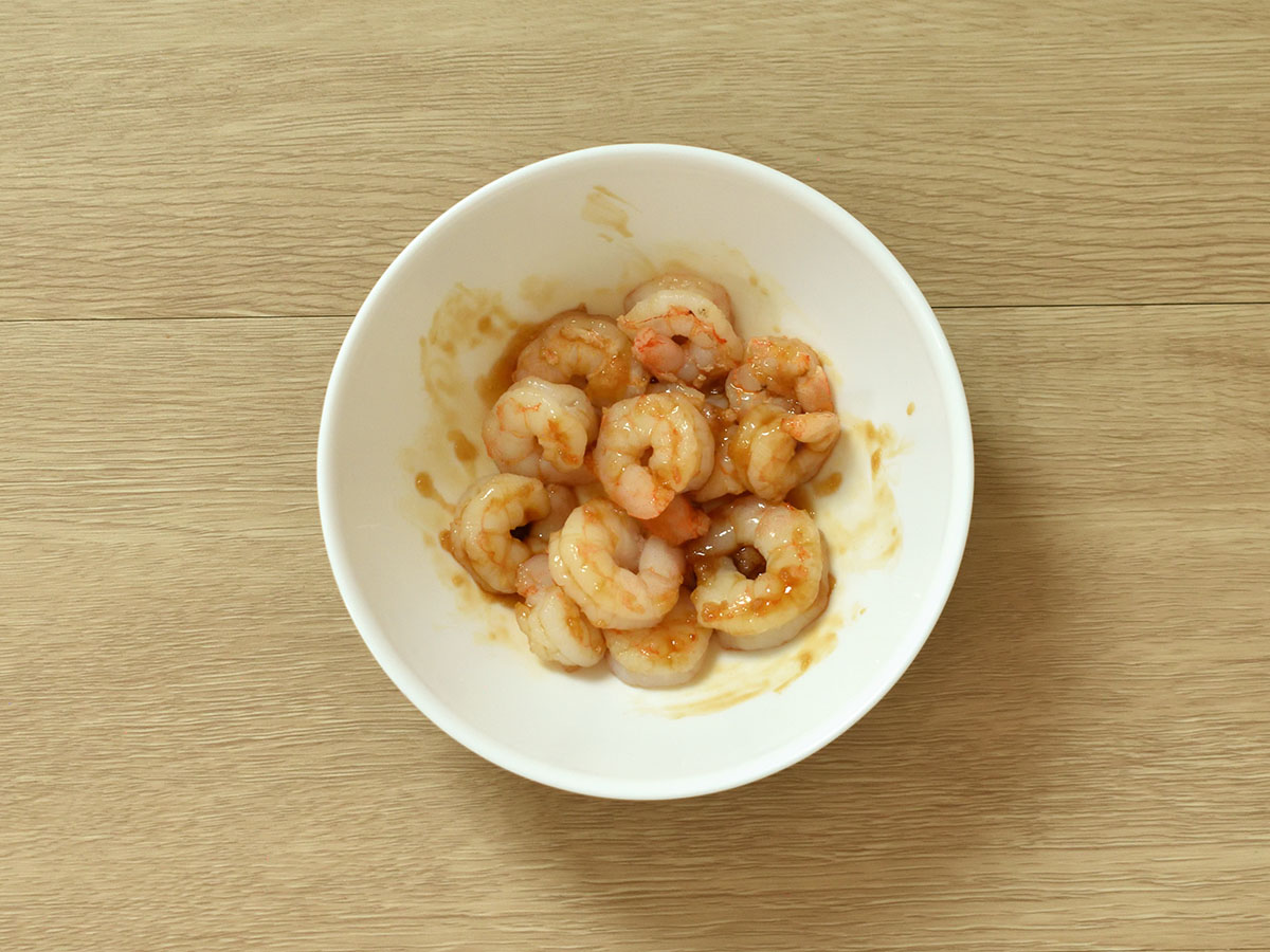 エビに下味を付けます