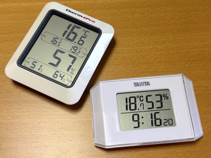 ThermoPro製(左)とタニタ製(右)。最初は気温も湿度も差があると思ったものの