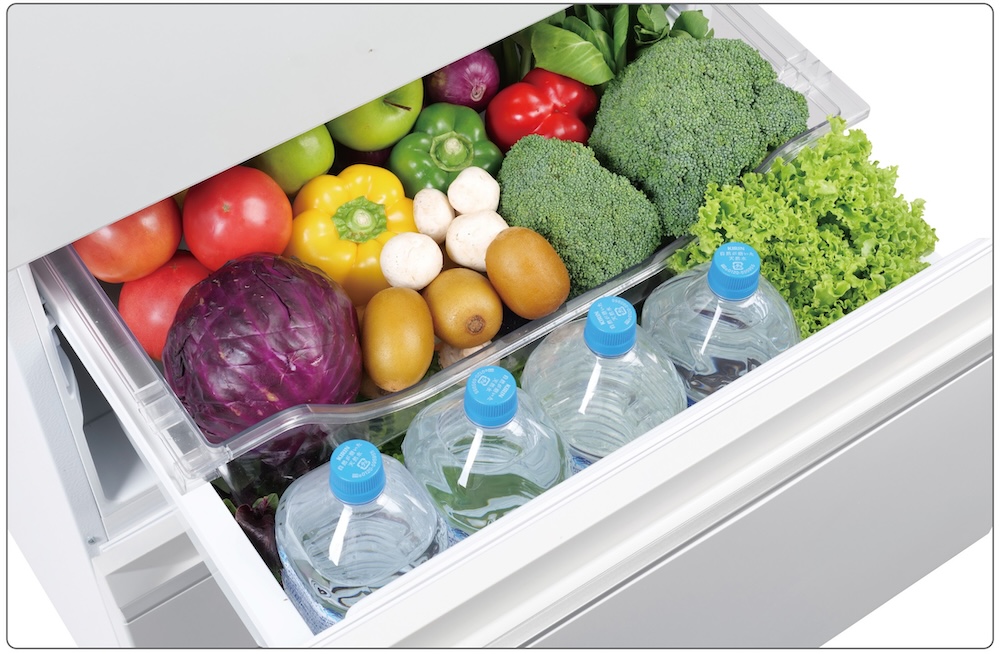 2Lのペットボトル最大4本を、立てて収納できる