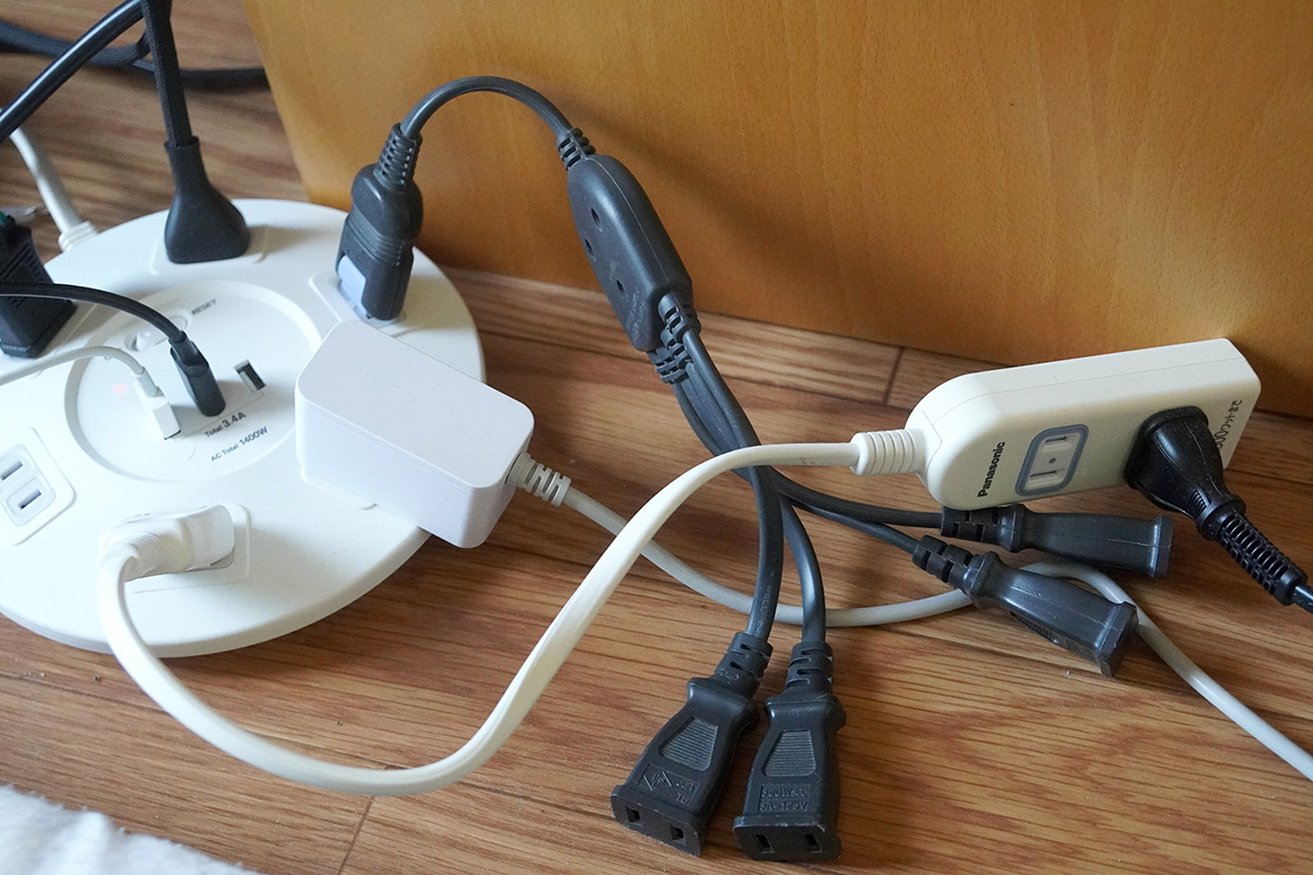 テーブルタップの誤った使い方で火災事故につながることがあります。写真のようなタコ足配線は事故リスクが高いため見直しを