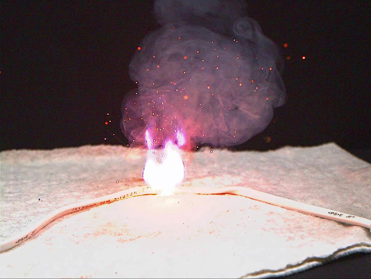 家具や扉などでコードに負荷がかかると、半断線による発火を生じかねない(写真提供：NITE)