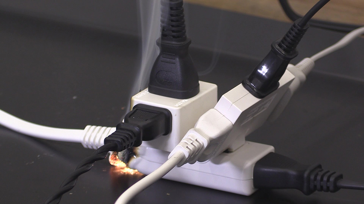 タコ足配線による異常発熱・発火(写真提供：NITE)