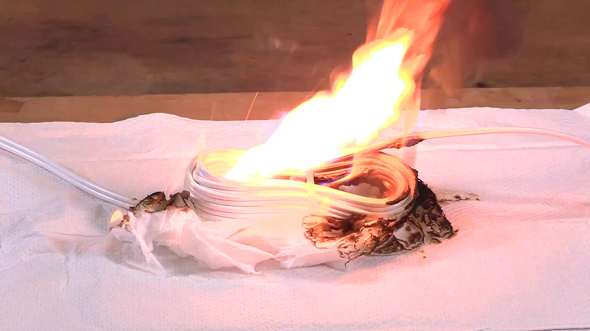 束ねたコードの発火(写真提供：NITE)