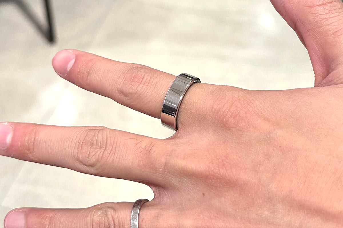 指に装着するだけで睡眠などのデータを可視化