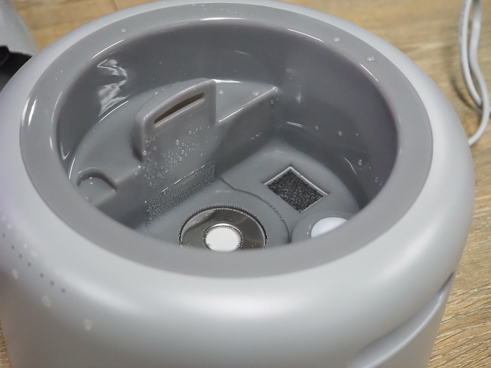 加熱されている本体内部のお湯を触っても、ただちに火傷する温度ではない