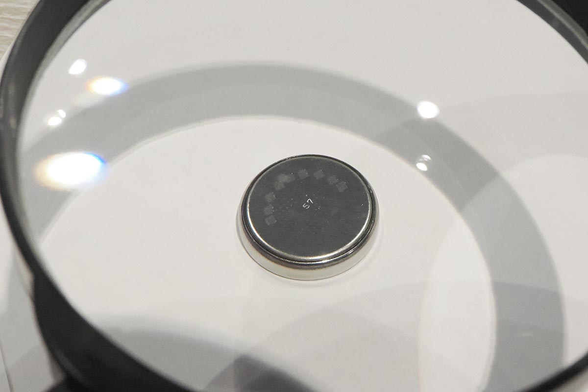 ルーペで拡大してみたところ。陰極側にある四角い点のようなものが苦み成分を塗布したところ