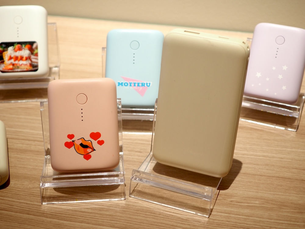 同じく容量10,000mAhのリチウムイオン電池採用のモバイルバッテリーと比較。大きいのが準固体電池採用バッテリー