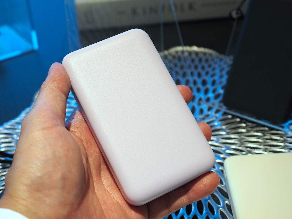 準固体電池を採用した容量10,000mAhのモバイルバッテリー