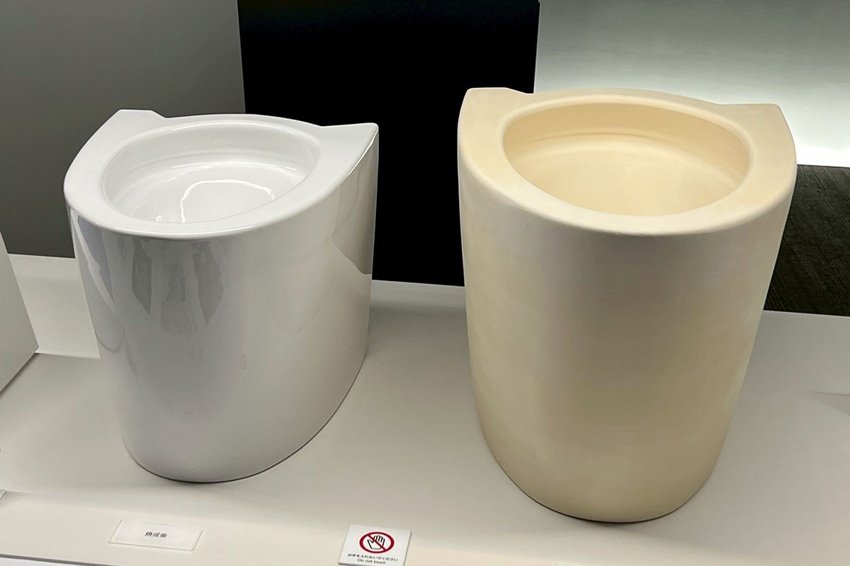 陶器は焼くと縮む。画像右が焼成前(乾燥後)の模型、左が完成品