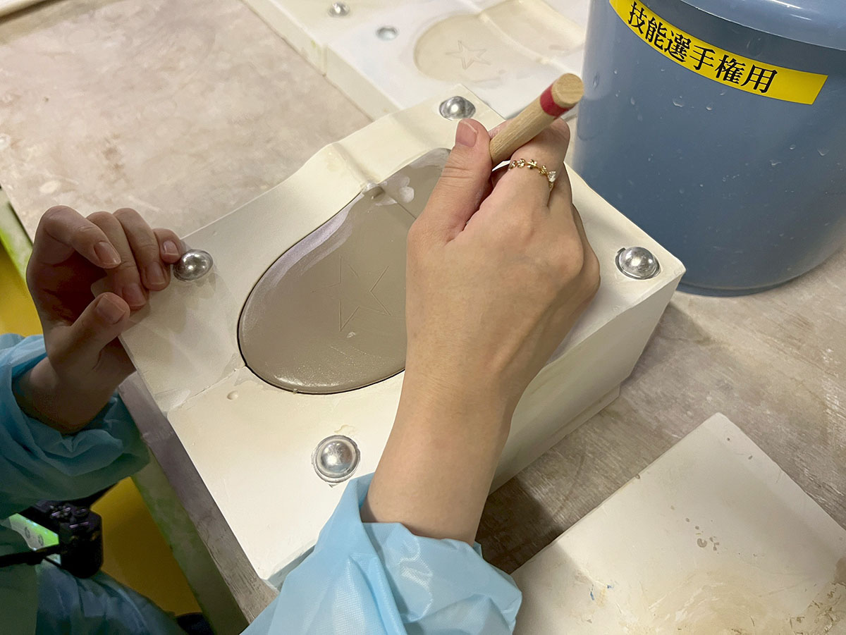 便器の成形を体験。まっすぐ切るだけでも難しい