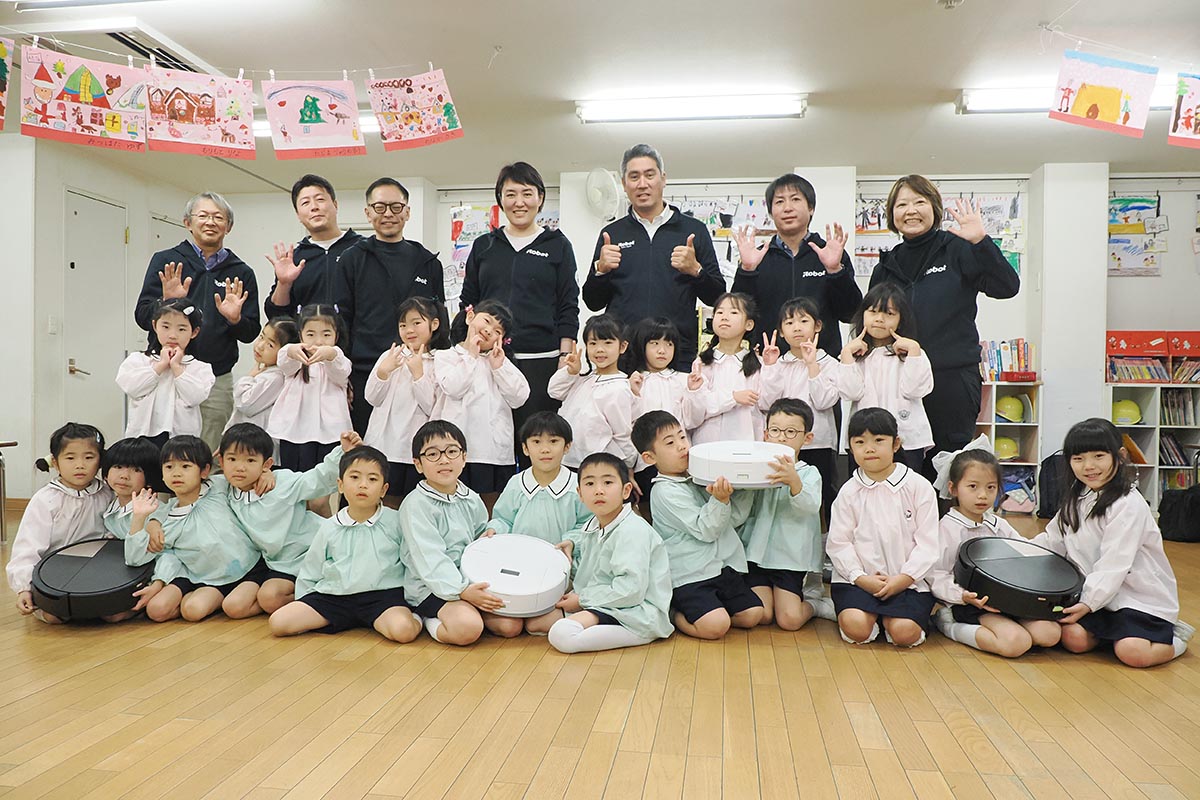 認定こども園 文化教養学園の園児たちと一緒に大掃除
