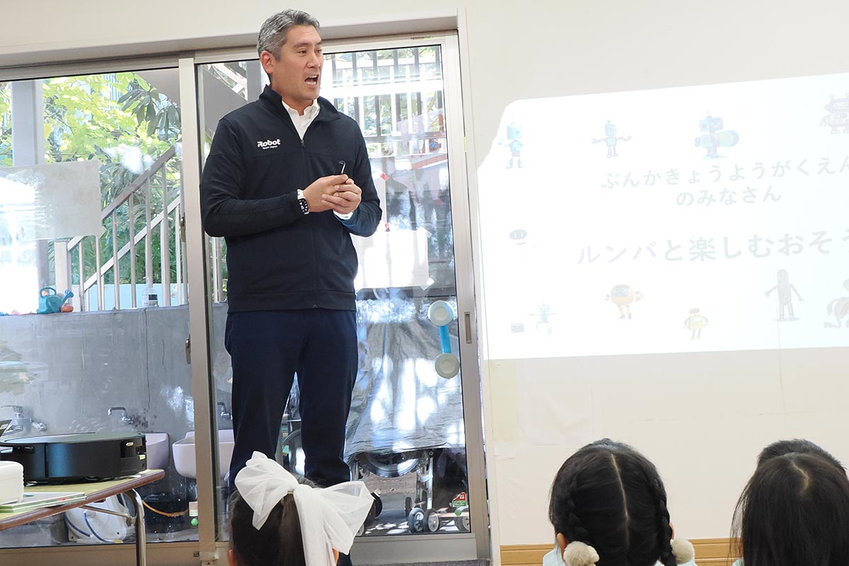山田社長がロボットとルンバについて授業。園児たちも真剣に聞いていた