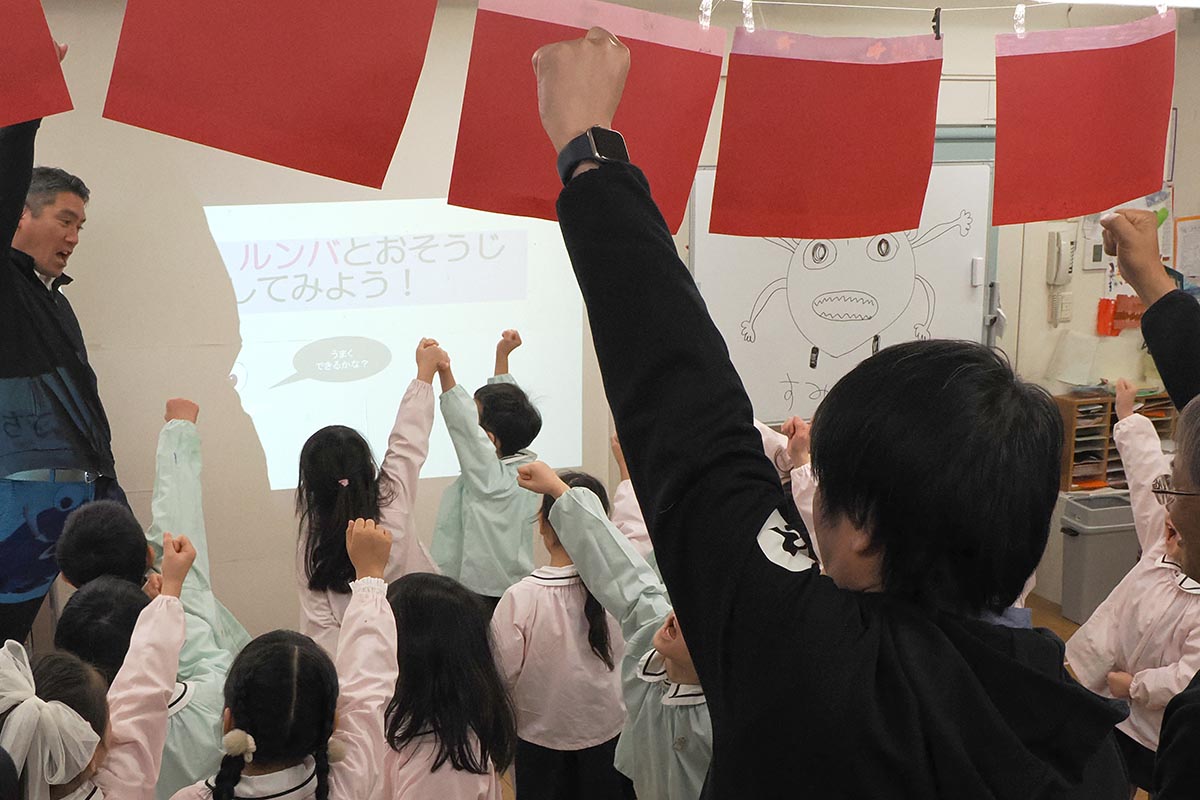 山田社長の掛け声に合わせて大掃除開始