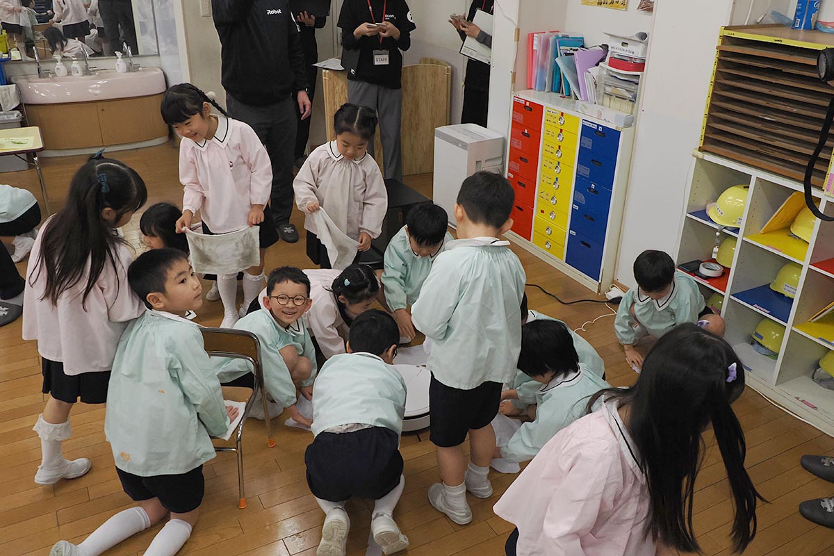 最初は園児たちもルンバに興味津々すぎて、身動きが取れない? という場面も