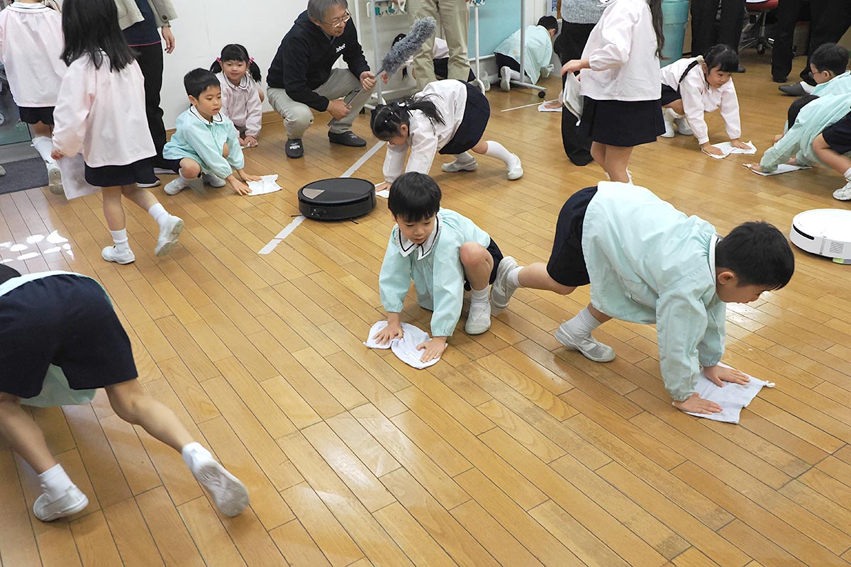 ルンバと一緒に床拭き掃除