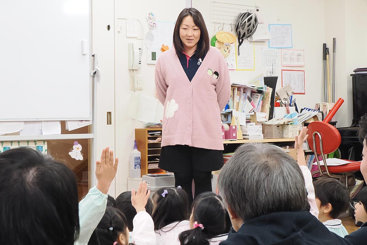 認定こども園 文化教養学園の野上茜 園長が園児たちに問いかけると、ルンバを知っているという園児から手が挙がる一幕も