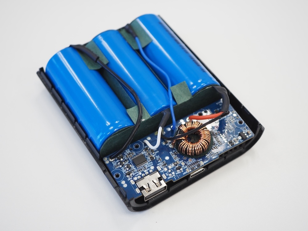 モバイルバッテリーの内部。青い部分がバッテリーのセル。ナトリウムイオン電池であれば、理論的には20年近く使い続けられる