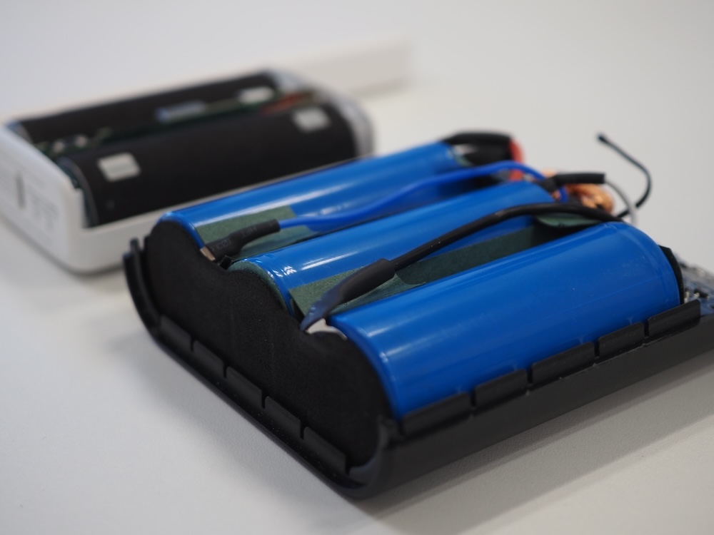 手前がナトリウムイオン電池で、奥がリチウムイオン電池。並べたり持ってみるとリチウムイオン電池の大きさと重さが際立つ