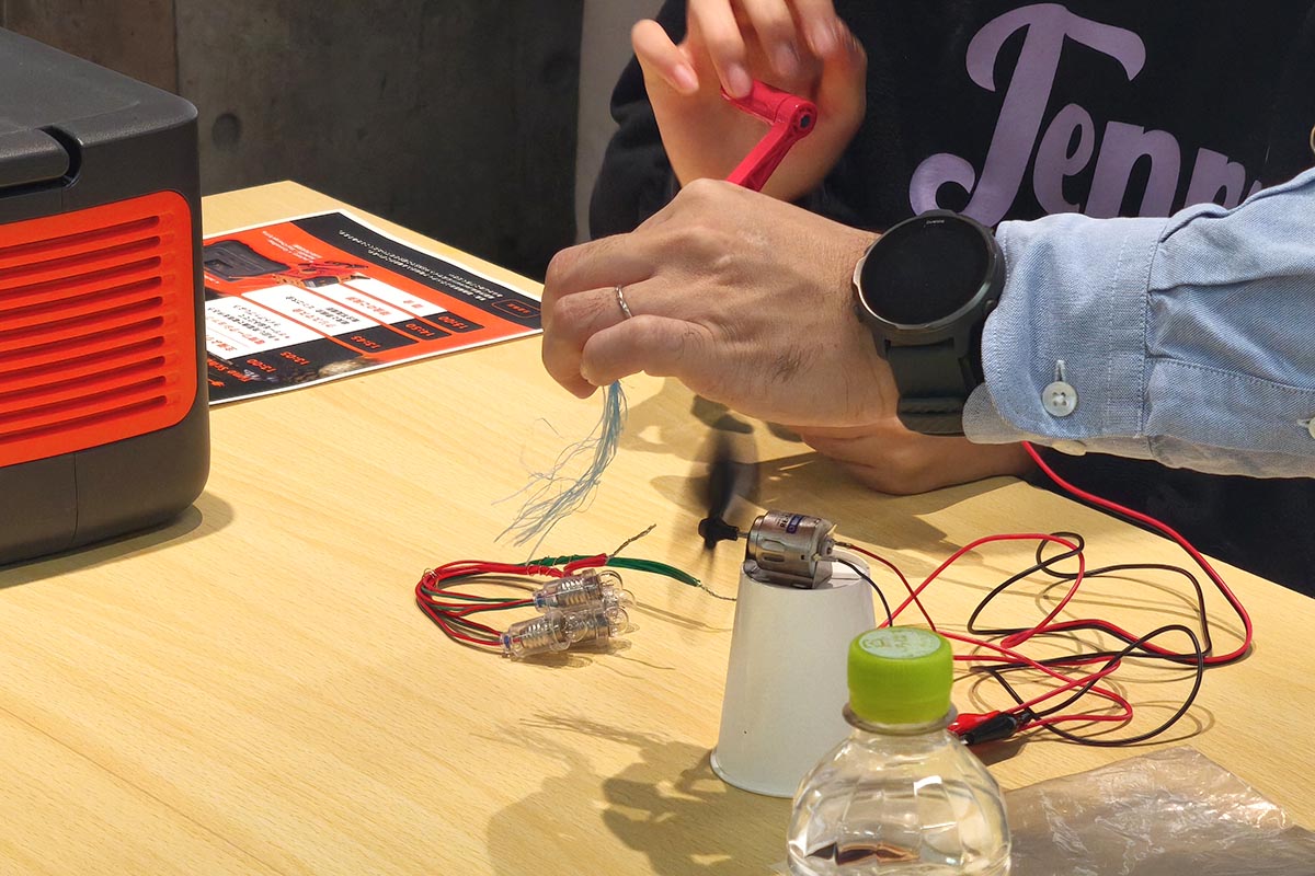 風が前方に吹いている様子