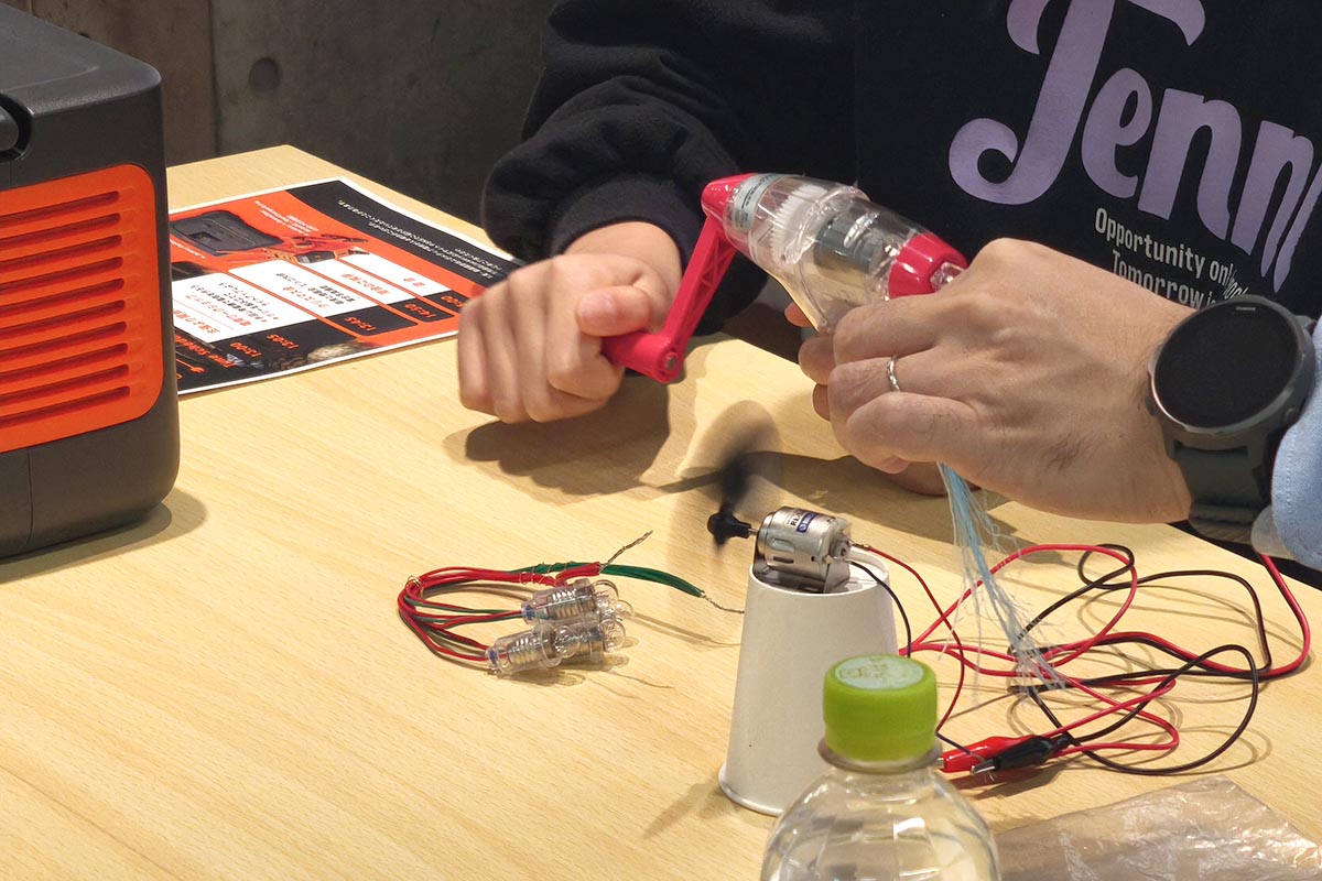 ハンドルを逆回転させると風が後方に