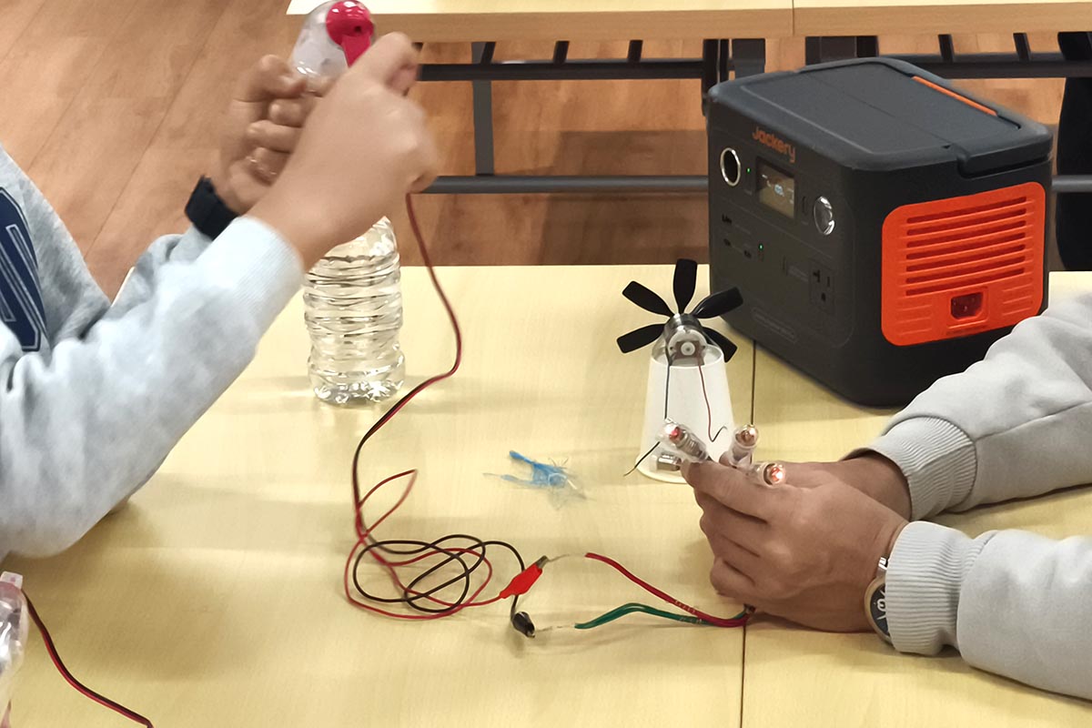 電球が3個目にもなると、かなり速く回さないと明るくなりませんでした