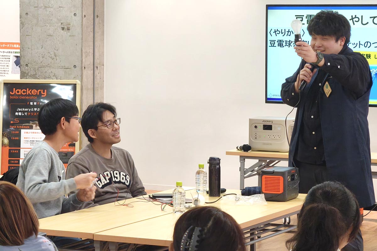 一般的な電球が手回し発電機で点灯することはありませんでした