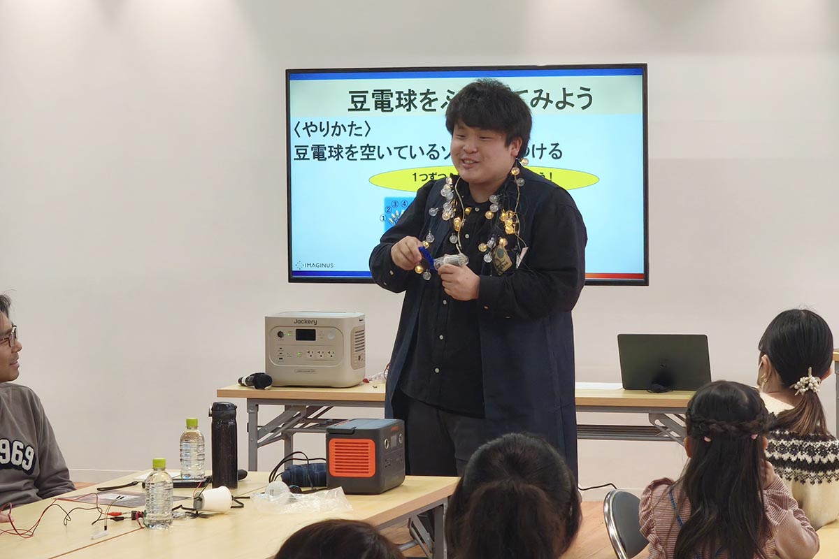 数十個もの電球が手回し発電機で簡単に点灯しました