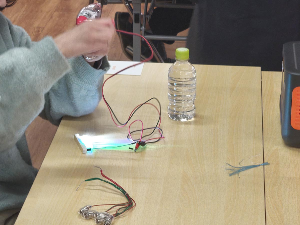 豆電球の光が弱々しかったのに対し、LED素子は煌々と光りました