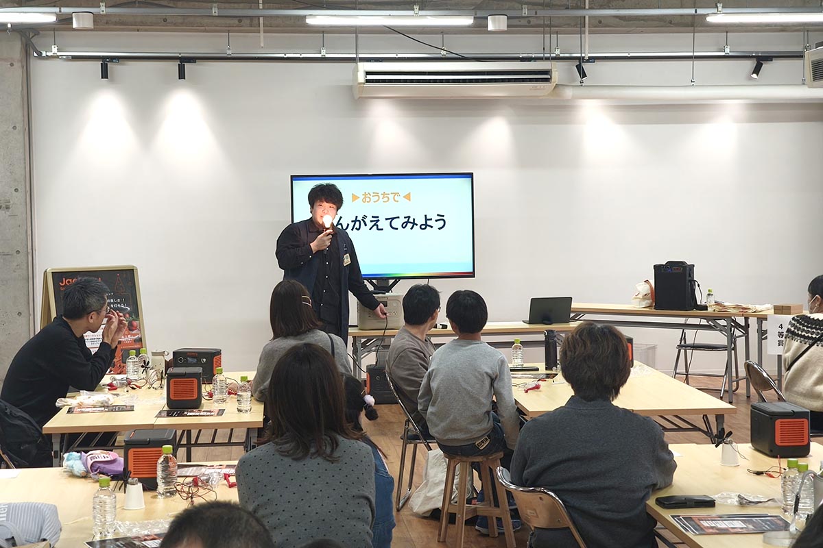 電球をJackeryのポータブル電源に接続すると、いとも簡単に点灯しました