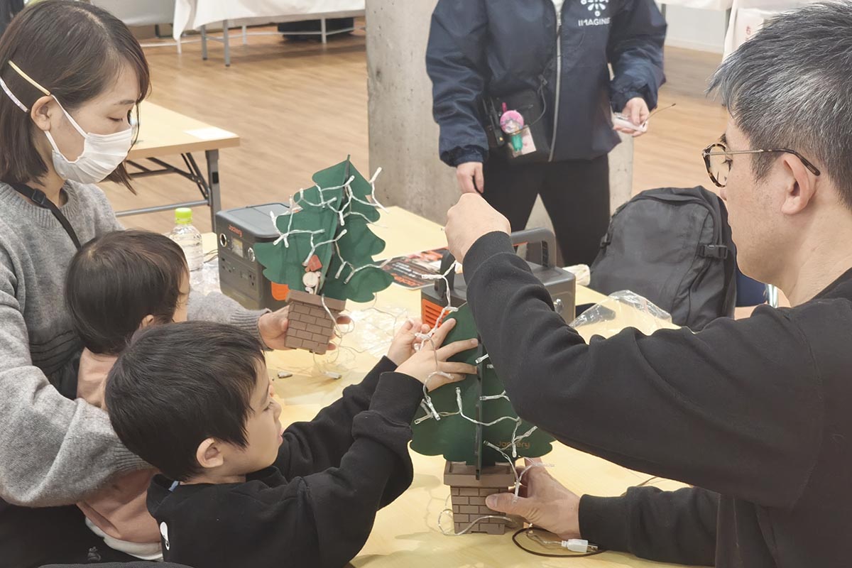 クリスマスツリーを組み立てているところ