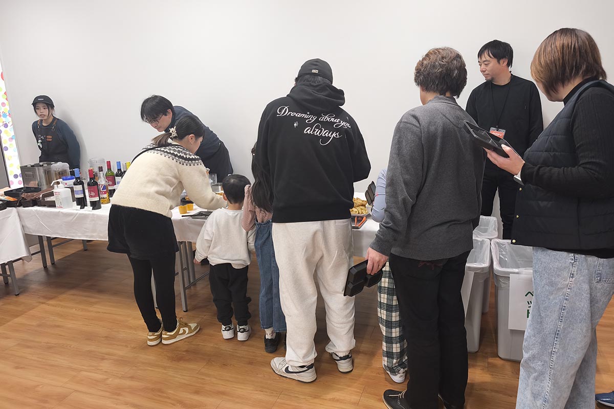 軽食やドリンクのほか、Jackeryロゴがあしらわれたカップケーキも