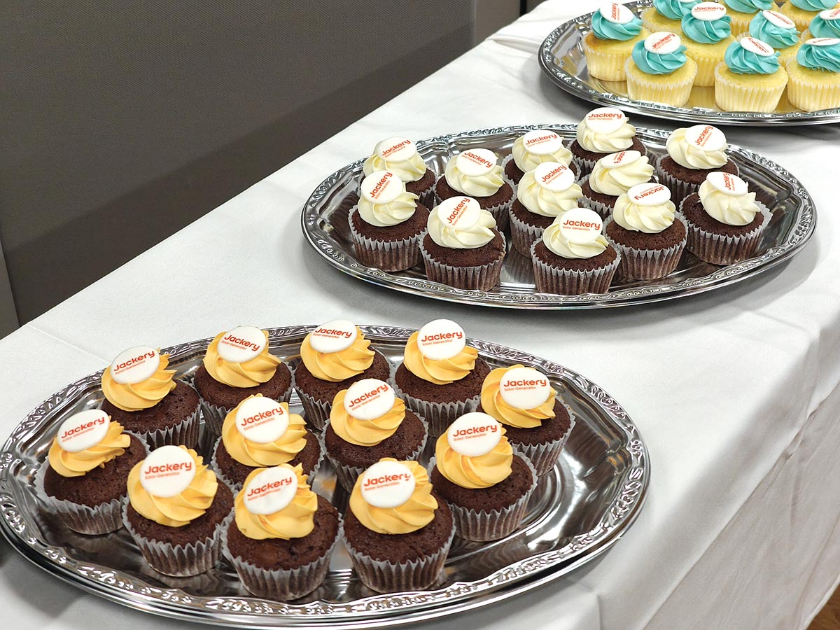 軽食やドリンクのほか、Jackeryロゴがあしらわれたカップケーキも