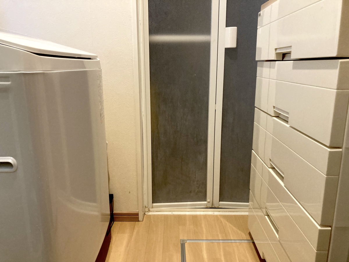 我が家のように洗濯機の前面スペースが狭くても作業しやすい