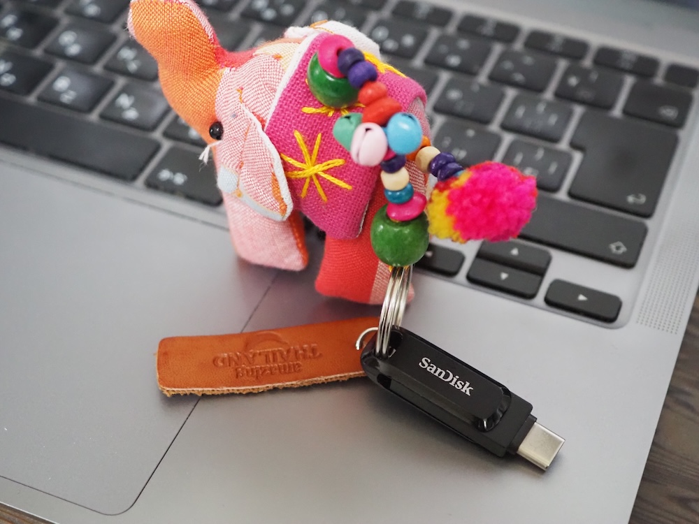 SSDメモリーは、とても小さいのに1TBもあって魅力的だったのだが、パソコンで使うと、恐ろしいくらいに熱くなる。スマートフォンでは熱くならないので、現在はスマートフォン用として利用。ものすごく小さいので、なくす前に大きなキーホルダーを付けた