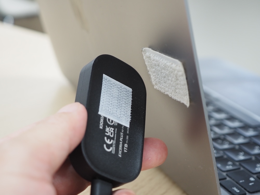 ダイソーで買ったマジックテープ(ファスナーテープ)でパソコンに貼り付けて使用