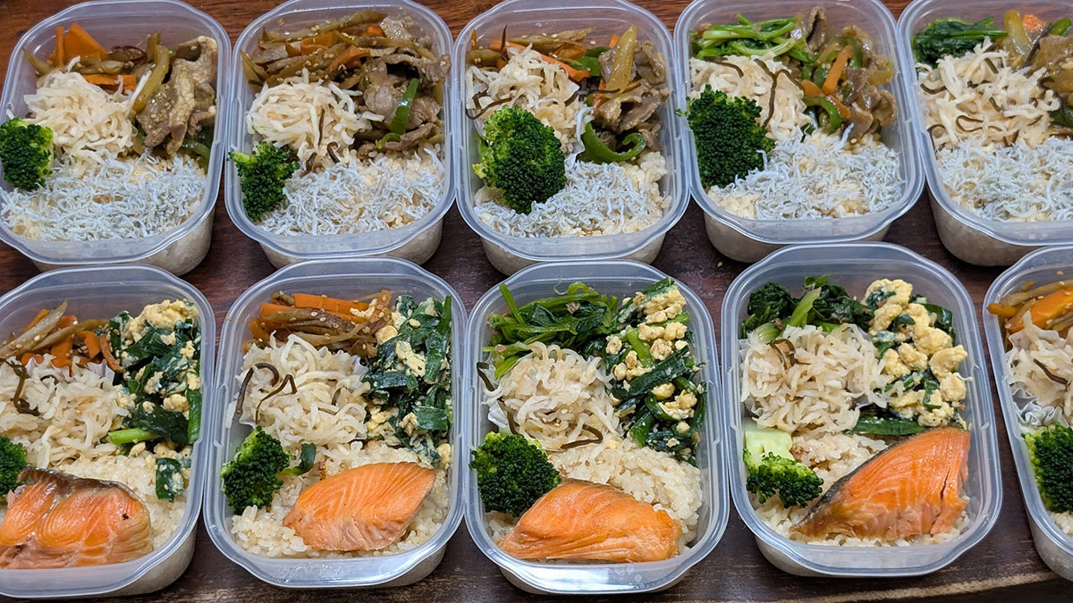 食べ過ぎないように計量してお弁当をたくさん作り、冷凍して食べていました。最近サボっていたダイエット弁当作りも再開しないと。これでひとつ400kcalほど