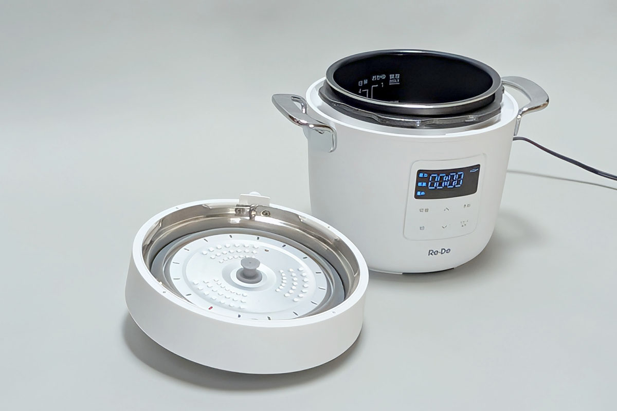 本体サイズは288×222×244mm(幅×奥行き×高さ)、重さ約2.8kg。2L容量の電気圧力鍋で、最大4合まで炊飯可能。フタは分離するタイプを採用しています