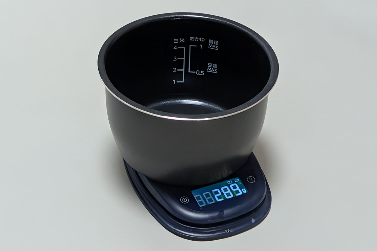 内釜は、高級炊飯器を見慣れていると「この薄さで大丈夫?」と不安になるくらい軽い