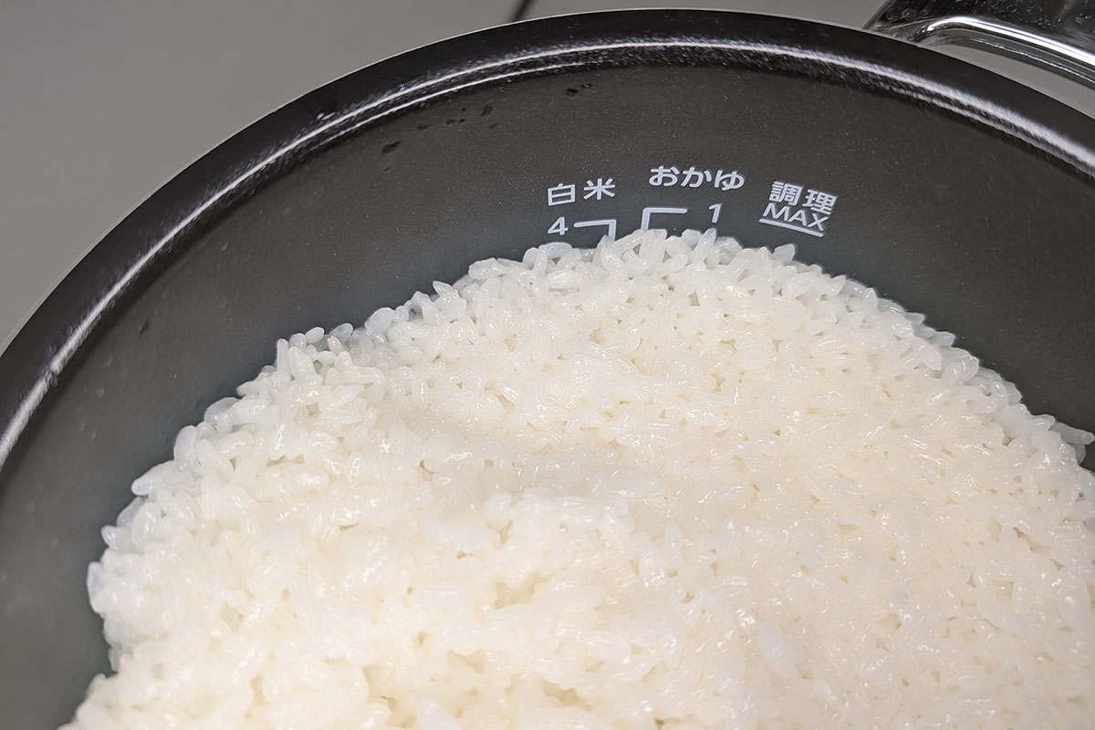 Re・De Potで炊き上げたばかりのごはん。一粒一粒がしっかり主張しているような美しい炊き上がりなのがわかります。ちなみに、今年発売された新型Re・De Potは内鍋のコーティングがセラミックになり、遠赤外線効果で従来モデルよりふっくらと仕上がりやすくなっています