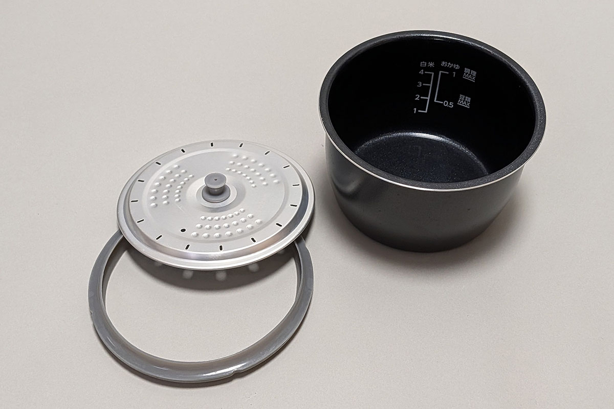 調理後は内鍋と内蓋のみ洗えばOK。内蓋はパッキン部分を外して洗うこともできます