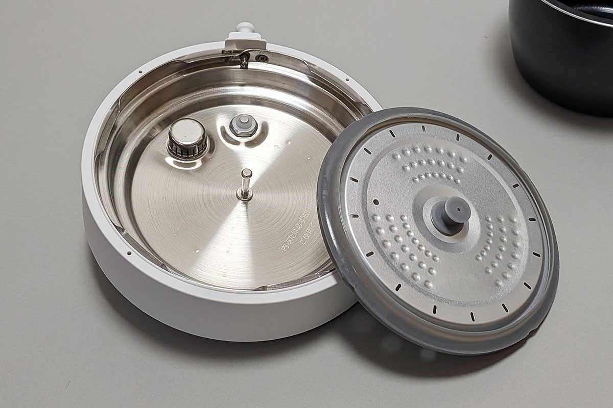 蓋が分離できるタイプ。かつ、電気系統は本体内にしかないのでフタ部分は水洗いできるのも個人的に気に入っている点です